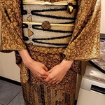 島津 - 女将の着物は、渋めの色合い