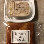 ラ・ポルタ・ディ・フィオッキ - 鶏肉とピスタチオのテリーヌ￥７００と、トリッパのトマト煮込み（袋入り）￥１２９０