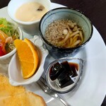 Kafe Venthi - ○うどん
                      天かすまで入ってて良い感じ❕
                      スープは普通な美味しさ
                      
                      ○サラダ
                      
                      ○オレンジ一欠片