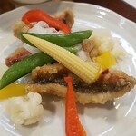 キッチン ブルー グローブ - タカサゴのエスカベッシュと蒸し野菜のアップ