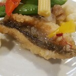 キッチン ブルー グローブ - タカサゴのアップ、写真では見えませんが、エスカベッシュの酢漬けソースが料理を引き立てます