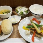 キッチン ブルー グローブ - タカサゴのエスカベッシュと蒸し野菜　マスカルポーネの白パンとグラハムロールパン添え