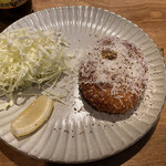 サンチャ フカミ - 自家製ベーコンととうもろこしのカレーコロッケ。コロッケの中身はカレー味でコーンがいっぱい。