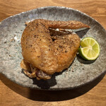 サンチャ フカミ - 徳島地鶏・阿波尾鶏の手羽先パリパリ揚げ。パリパリ、しょっぱくてお酒にあう。すだちがにくい！