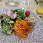 Ryoriya Takashima - 本日の前菜～ インゲン豆・キャロットラペ・ブロッコリー・ キノコ・自家製茶美豚のハム・とうもろしのスープ