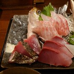 Oogaki Osakana Ichiba - 鰹の叩きは家で食べると生臭く
                        生ニンニクと醤油漬けにしないと食べられないけど
                        このお店のは鮮度も良くて美味しいねえ❕
                        
                        ハマチは食感プリプリで鮮度の良さげ感がある
                        脂はそれほど乗ってはいない