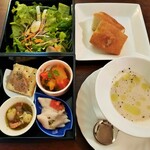 Itarian Izakaya Katakichi - 黒いお重で提供される前菜とサラダに、本日のスープと自家製フォカッチャまで豪華なボリューム
