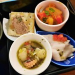 Itarian Izakaya Katakichi - 鶏むね肉のしっとりハムに爽やかなタコと小柱のマリネ、ほんのりクセが程よいレバーのペーストにカポナータも