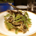 洋食 つばき - 稚あゆのフリット。こしあぶら(山菜)、新玉ねぎのソース、ラードで揚げてあります。一番下はツタンカーメンというお豆。