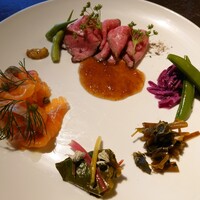 洋食 つばき - (前菜)一番上から時計逆回りにローストビーフとパセリの花▶大根のさや▶スモークサーモン▶スイスチャード▶花わさび▶紫キャベツ▶さやえんどうのおひたし