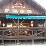 ほっとステーション基山 - テラス側の駐車場から見る店舗外観です。