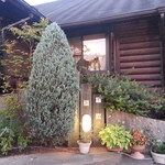 ほっとステーション基山 - 小洒落た鉢植えも飾られて・・・ほんとにラーメン屋さん？