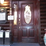 ほっとステーション基山 - これがラーメン屋さんの入り口とは？カウベル付きで喫茶店ぽいお出迎え。