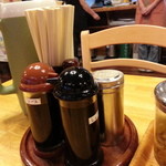 ほっとステーション基山 - 卓上に全ての調味料・蓮華も置いてあります。