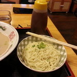 ほっとステーション基山 - 替え玉硬麺と元ダレ・・・ボトルでサービスです。美味いス!!!