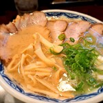 博多麺房 赤のれん - 深いコクのスープ