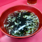 Eiraku - スープはラーメンスープにワカメをどっさり入れた感じのもの。