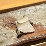 匠 進吾 - そこまで大きいわけではないですが、旨味の凝縮感がすごい！この蒸し鮑もお見事。