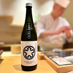 匠 進吾 - 初めていただいた、上川大雪。まろやかで美味しい〜。
      「鮨屋で呑んでる」感が出ていて、なんかいい一枚(^^)