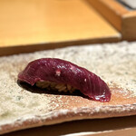 匠 進吾 - 鯨。
      ケースに珍しく並んでいたので、追加でいただきましたが、鮪の濃い赤身のような味わいに、柔らかいお肉の食感。
      美味しい。