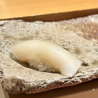 匠 進吾 - サクッと歯が入る絶妙な柔らかさの墨烏賊。
                    甘さも申し分なく、これは素晴らしい！