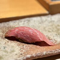 匠 進吾 - このぐらいの大トロ、好みです。
                    意外なほどに繊維が柔らかくて、甘さに嫌味がない。