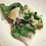 温石 - エボダイと春菊の蒸し物。薬味は黄身醤油です