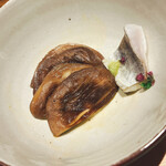 温石 - 黄身醤油に追い焼き椎茸。すき焼きの椎茸をインスパイア