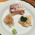 温石 - 奥が縞鯵。右手が愛知の白ミルの炙り。炭で焼鏝仕上げに