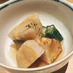 温石 - 平貝の炭火焼きとオクラ、焼きナスと泥障烏賊の揚げ真薯です