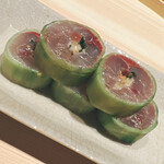 温石 - 地物の鯵の胡瓜巻きです。梅肉のアクセントが効いています