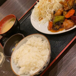 だるま酒場 - 鶏肉と野菜の黒酢あん