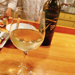 六覺燈 - グラスワイン
      『テメント　ソーヴィニヨン ブラン ツィルエッグ'03』 （辛口白）
      
      ブドウの甘味と酸味が強いが、とてもライトな余韻
      揚げ物の邪魔をせず、かつ食材との相乗効果もありバランスの良いワイン