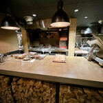 SMOKE DOOR - 薪火のキッチン。シェフが団扇を片手に、スタッフさんも称賛される絶妙な火入れをされるそうです。