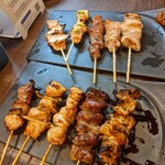 ハイボール酒場　鶏のから騒ぎ別邸 - 焼き鳥の盛り合わせ　塩とタレ