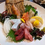 ハイボール酒場　鶏のから騒ぎ別邸 - お刺し身の盛り合わせ