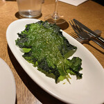 SMOKE DOOR - お通しのケールチップス（539円税込 ※チャージ料）