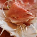 くそオヤジ最後のひとふり - 特製レア焼豚盛 ネギを巻いて食べる