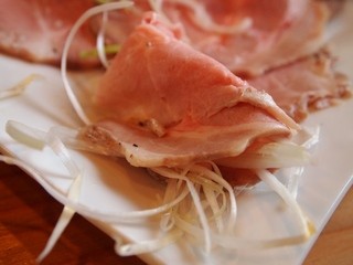 くそオヤジ最後のひとふり - 特製レア焼豚盛 ネギを巻いて食べる