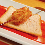 六覺燈 - タコ
      足の弾力と吸盤のコリッとプチプチした感触
      これも串揚げの定番か？大阪っぽくて良い