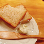 六覺燈 - 米粉パンとチーズ(クリームチーズ)
      ふわふわで甘めの米粉パンにフレッシュな酸味のクリームチーズの相性が良い