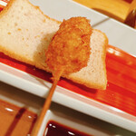 六覺燈 - 豚ロース
      串揚げの定番ではあるがちょっとひと工夫
      ロースの肉肉しい味を感じる部分とミンチなのか脂がじわっと溶け出す部分がある
      ソースとの相性が抜群