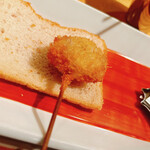 六覺燈 - ミョウガ
      ミョウガの爽やかな香りがよい
      ソースや揚げという調理がミョウガのクセをうまく抑えている