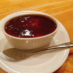 六覺燈 - デザート
      フルーツとシャンパンゼリー
      バナナキャラメルのプリン風
      いちごのアイスクリーム
      この中からプリンを選択
      
      キャラメルの深い甘さとバナナのシンプルな甘さが〆のエスプレッソとよく合う