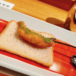 六覺燈 - 若鮎
      丸ごと1匹。若鮎だからこそそのまま頂ける。
      淡白でしっとりとした身質に苦くなりすぎない内臓
      塩焼きでつける時と同様、蓼酢(たです)のようなソースで頂く。もちろん相性は良い。