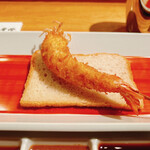 六覺燈 - 車海老
      まず初めは串揚げらしいメニューを。
      ただ、食材の質は高く、大ぶりで甘味が強い。
      きめ細かいパン粉でカラッと揚げてある。