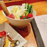 六覺燈 - おかわり自由な野菜たち
      トマト　キャベツ　大根　キュウリ　ゴボウ　赤玉ねぎのピクルス
      
      瑞々しく生臭みも全くない野菜たちでコースの合間や箸休めとしてとても良かったです。時間が経つと乾いてしまいますが、