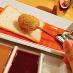 六覺燈 - 豆のコロッケ
      コクのある枝豆でタネを仕込んであるコロッケ
      衣に包まれてギリギリカタチを保っているくらいホロホロでとろとろな柔らかさ
      豆の甘味とエビの甘味が相乗効果