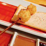 六覺燈 - こんにゃく
      薄くスライスしたこんにゃくに(多分)鶏のミンチが混じっている。こんにゃくのくにゅくにゅした食感とニンニクなどで強めに味付けされたミンチの意外性が良い