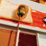 六覺燈 - 小茄子
      胡麻が混ざったペーストがたっぷり乗せられている
      ナスの瑞々しさとネットリとした胡麻香るオイリーさが食べ応えが良い
      ただ、ナスとペーストのバランスが弱くナスが弱い印象